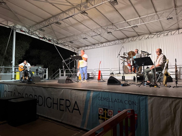 Bordighera ricorda Fabrizio De André, bagno di folla ai giardini Lowe (Foto) Bordighera ricorda Fabrizio De André, bagno di folla ai giardini Lowe (Foto)