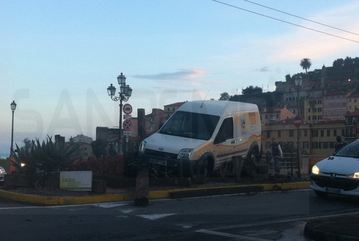 Ventimiglia: finisce con il furgone sopra un'aiuola in largo Torino, illeso il conducente Ventimiglia: finisce con il furgone sopra un'aiuola in largo Torino, illeso il conducente
