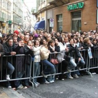 Folla di fronte all'Ariston per il Festival di Sanremo: la polizia ferma un palpeggiatore ed un borseggiatore