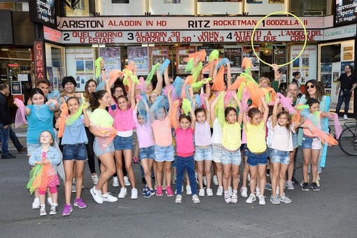 Sanremo: flash mob di fronte all'Ariston per la 'Mater Misericordiae' di ginnastica nel ‘#perlestradechallenge’ (Foto)