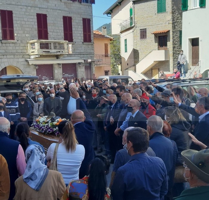 Bajardo: l'ultimo saluto a Nuccio Chierico, tra i presenti anche i 'nostalgici' con il saluto romano (Foto) Bajardo: l'ultimo saluto a Nuccio Chierico, tra i presenti anche i 'nostalgici' con il saluto romano (Foto)