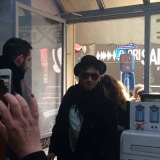 Fabrizio Moro al suo ingresso da 'Pixel'