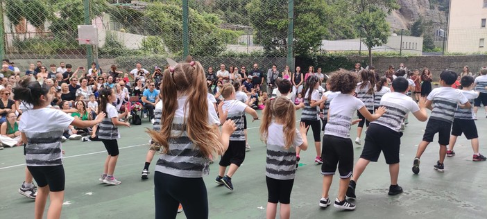 Ventimiglia: canti e danze per la festa di fine anno della Scuola Primaria di Roverino