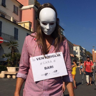 Imperia: domenica scorsa tra le bancarelle di San Giovanni un flash mob per i migranti a Ventimiglia