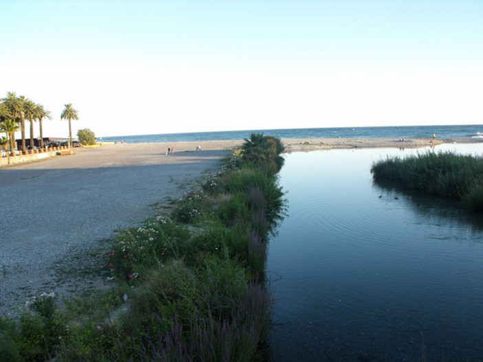 Ventimiglia: giovane nordafricano in difficoltà nello specchio d'acqua alla foce del Roya