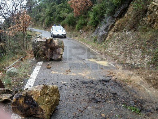 Sanremo: primo smottamento di terreno per le piogge, chiusa strada Monte Ortigara tra Coldirodi e San Romolo (Foto)