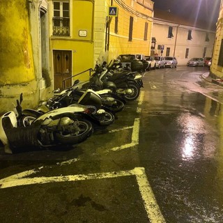 Sanremo: folata di vento in corso Inglesi, abbattuti scooter e moto parcheggiati vicino al Casinò (Foto)