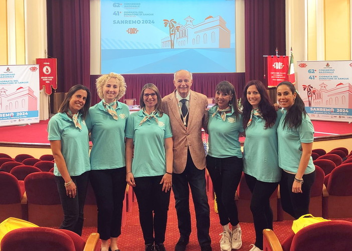 Il foulard che fa rifiorire la vita, messaggero solidale per promuovere la donazione di sangue Il foulard che fa rifiorire la vita, messaggero solidale per promuovere la donazione di sangue