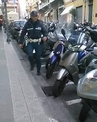 Sanremo: fa 'filotto' con gli scooter parcheggiati in via XX Settembre e fugge via, ma viene rintracciato