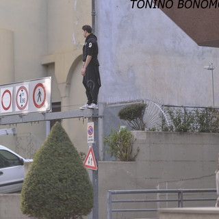 Sanremo: spettacolo di funamboli nel pomeriggio di ieri in corso Garibaldi di fronte al Palafiori