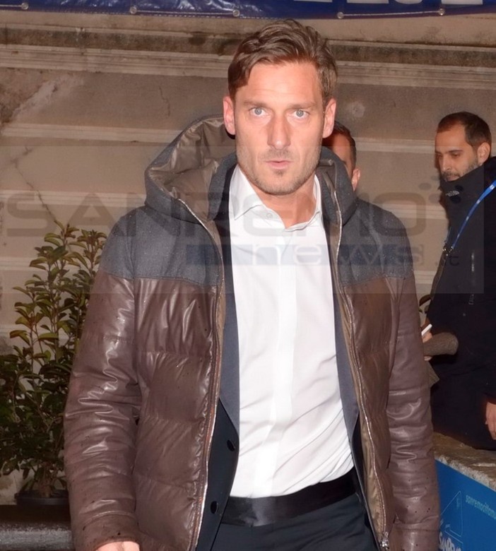 #Festival2017: ecco Francesco Totti a Sanremo, due ravioli all'hotel Nazionale e poi via all'Ariston (Foto) #Festival2017: ecco Francesco Totti a Sanremo, due ravioli all'hotel Nazionale e poi via all'Ariston (Foto)