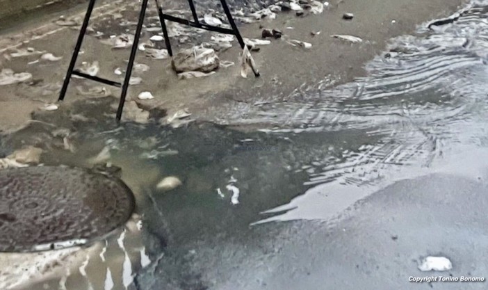 Fognatura ko a Sanremo: è saltato il collettore fognario principale, serviranno 10 giorni di lavoro per la riparazione