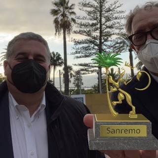 Il sindaco Biancheri e l'assessore Faraldi testano il filtro Instagram per il Festival di Sanremo