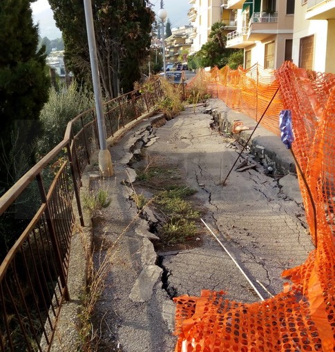 Sanremo: ulteriormente peggiorata la situazione di via Vallarino, la frana ha ceduto ancora (Foto) Sanremo: ulteriormente peggiorata la situazione di via Vallarino, la frana ha ceduto ancora (Foto)