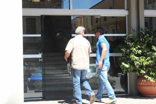 L'assessore Bruno Manitta accompagnato da un agente della Guardia di Finanza L'assessore Bruno Manitta accompagnato da un agente della Guardia di Finanza
