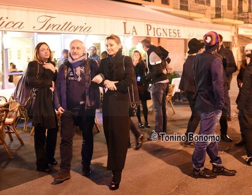 #Sanremo2015: Arisa all'Ariston, Alex Britti e Anna Tatangelo in piazza Bresca. Ecco l'atmosfera festivaliera di ieri