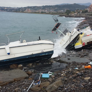 Riva Ligure: furto di 5 motori da altrettante barche che vengono lasciate alla 'deriva' sugli scogli