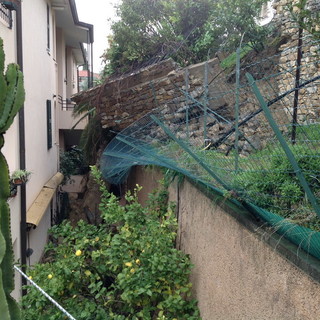 Maltempo a Imperia: due frane in viale Veneto e in via Nazionale, vigili del fuoco in azione. Fatte evacuare decine di famiglie