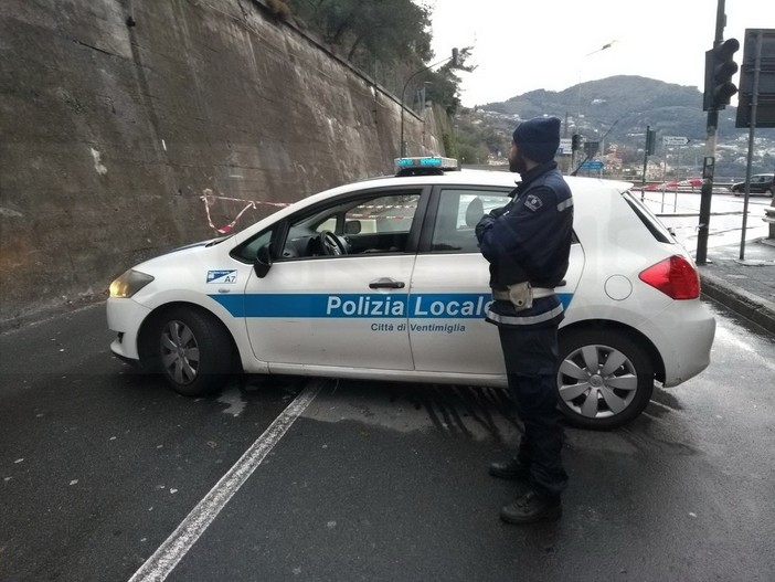 Ventimiglia: rimane chiuso al traffico corso Francia per la frana di ieri, si passa da corso Toscanini (Foto) Ventimiglia: rimane chiuso al traffico corso Francia per la frana di ieri, si passa da corso Toscanini (Foto)