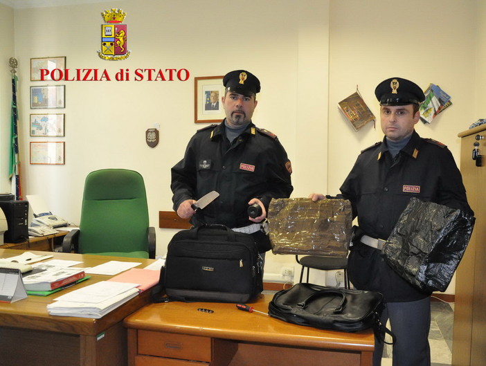 Ventimiglia: rubano una 'magnum' da 520 euro, inseguiti in pieno centro, fermati 3 francesi di origine romena Ventimiglia: rubano una 'magnum' da 520 euro, inseguiti in pieno centro, fermati 3 francesi di origine romena