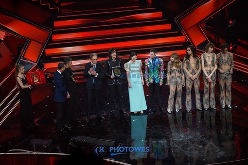 La premiazione sul palco dell'Ariston La premiazione sul palco dell'Ariston