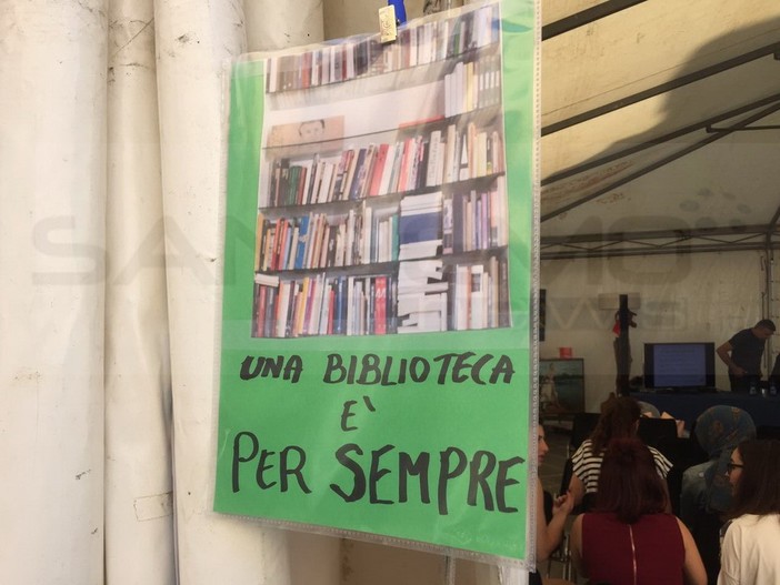 Imperia: questa mattina alla 'Fiera del Libro' il flash mob per chiedere la riapertura della Biblioteca (Foto) Imperia: questa mattina alla 'Fiera del Libro' il flash mob per chiedere la riapertura della Biblioteca (Foto)