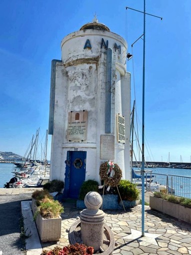 Il faro dell'Anmi in piazzale Vesco a Sanremo Il faro dell'Anmi in piazzale Vesco a Sanremo