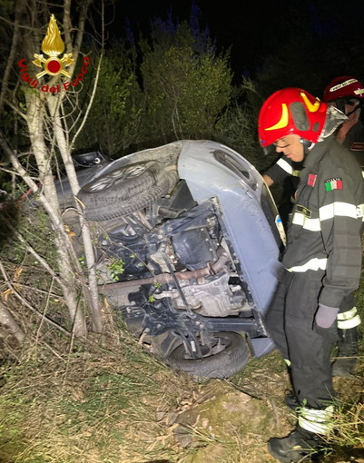 Soldano: finisce fuoristrada con l'auto ma riporta lievi ferite, intervento del 118 e dei VVF (Foto)