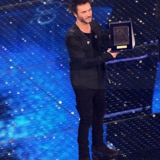 A #Sanremo2015 Malika e Nek conquistano i premi della critica. I giornalisti sono tutti per loro A #Sanremo2015 Malika e Nek conquistano i premi della critica. I giornalisti sono tutti per loro