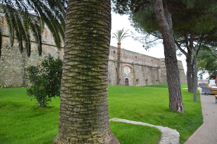 Sanremo: escrementi lasciati sui prati vicino a Santa Tecla, palazzo Bellevue chiede maggiori controlli alla Municipale Sanremo: escrementi lasciati sui prati vicino a Santa Tecla, palazzo Bellevue chiede maggiori controlli alla Municipale