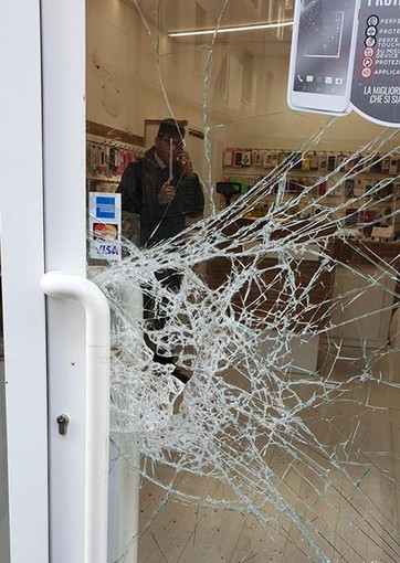 Sanremo: furto con spaccata in via Marsaglia, la titolare del negozio &quot;L'omertà regna sovrana!&quot; (Foto)
