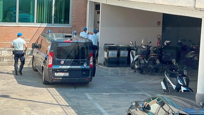 Omicidio di via Hope a Sanremo, convalidato l’arresto di Filippo Oldani: il 20enne risponde alle domande del Gip Omicidio di via Hope a Sanremo, convalidato l’arresto di Filippo Oldani: il 20enne risponde alle domande del Gip