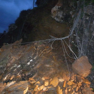 Ventimiglia: frana in via Maule, strada chiusa e 20 famiglie isolate. Colpito un mezzo dell'Enel, ma non si registrano feriti