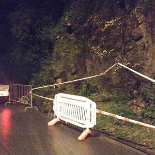 Sanremo: frana e caduta di un masso ieri a Verezzo, strada ristretta ma transito per ora regolare (Foto)