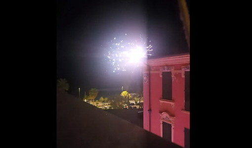 Fuochi d’artificio alle 2.40 sul lungomare di Sanremo: esplode la polemica tra residenti, turisti e animalisti Fuochi d’artificio alle 2.40 sul lungomare di Sanremo: esplode la polemica tra residenti, turisti e animalisti