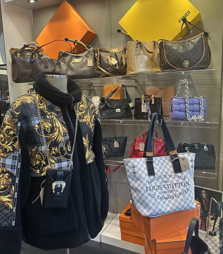 Sanremo: furto con spaccata di lunedì scorso, la 'Bottega delle firme' ringrazia i Carabinieri per l'operazione Sanremo: furto con spaccata di lunedì scorso, la 'Bottega delle firme' ringrazia i Carabinieri per l'operazione