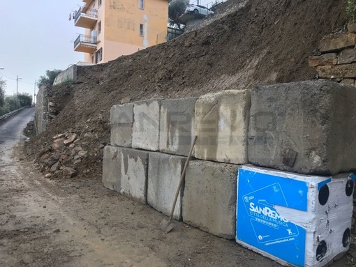 Sanremo: installati i primi blocchi di cemento per la frana di Suseneo Inferiore, domani la riapertura totale (Foto)
