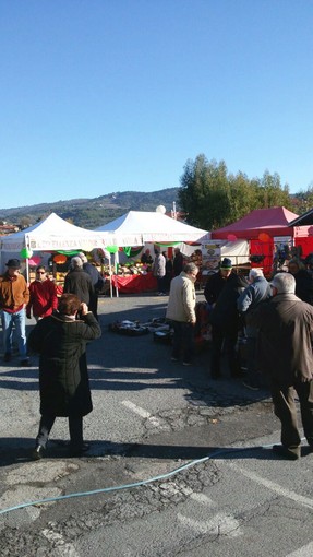 A San Bartolomeo al mare, apertura con il sole per la Fiera della Candelora