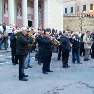 Imperia: protesta della Filarmonica alla processione di San Leonardo. I musicisti: "Il Comune non ci paga. Suoneremo senza divisa"