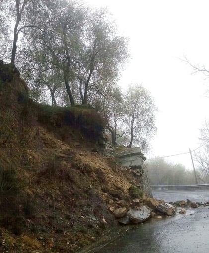 Maltempo sulla nostra provincia: una frana ostruisce parte della carreggiata tra Aurigo e Poggialto Maltempo sulla nostra provincia: una frana ostruisce parte della carreggiata tra Aurigo e Poggialto