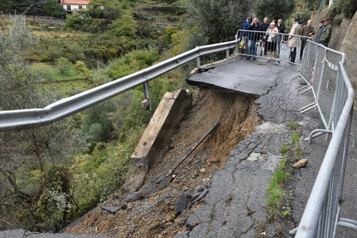 Sanremo: sopralluogo stamattina sulla frana di strada Valloni Tasciaire, allestito un presidio notturno Sanremo: sopralluogo stamattina sulla frana di strada Valloni Tasciaire, allestito un presidio notturno