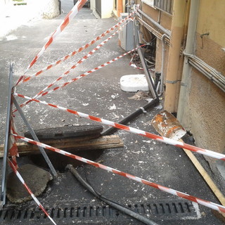 Sanremo: situazione fognaria sulla via Napoleonica, la mail con foto di due nostri lettori