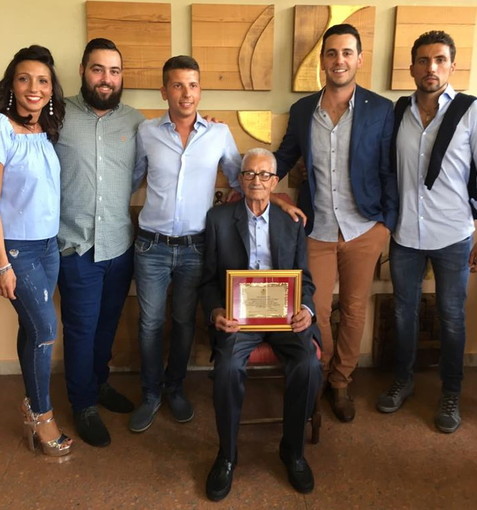 Taggia: una targa del Sindaco e tutta la famiglia a fianco per i 100 anni di Francesco Zappone (Foto) Taggia: una targa del Sindaco e tutta la famiglia a fianco per i 100 anni di Francesco Zappone (Foto)
