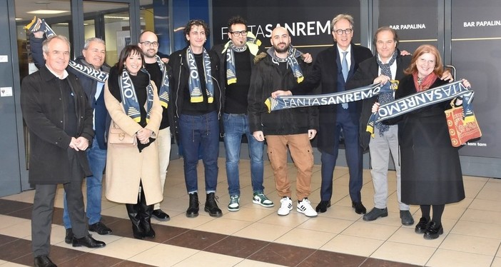 Gli organizzatori del FantaSanremo con l'amministrazione comunale di Sanremo Gli organizzatori del FantaSanremo con l'amministrazione comunale di Sanremo