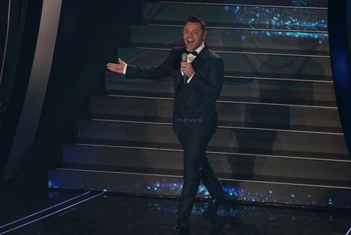 A Sanremo l'omaggio di Tiziano Ferro a Modugno: "Volare" incanta l'Ariston