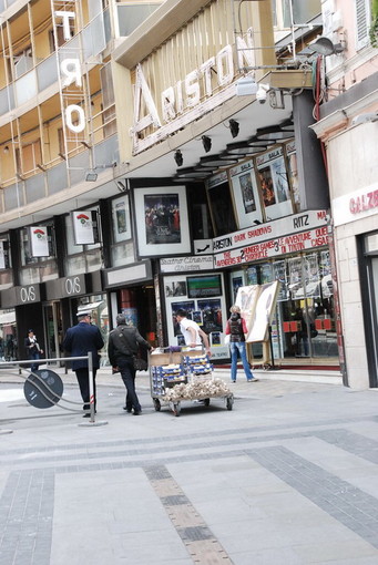 Sanremo: vende frutta e verdura davanti al Teatro Ariston, 'melonaro' fermato due volte in un'ora e mezza Sanremo: vende frutta e verdura davanti al Teatro Ariston, 'melonaro' fermato due volte in un'ora e mezza