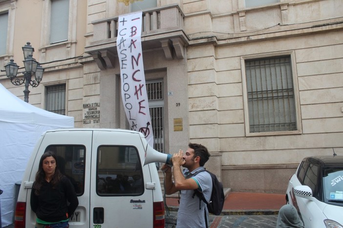 Imperia: flash mob del movimento per la casa, affisso uno striscione sul palazzo della Banca d'Italia Imperia: flash mob del movimento per la casa, affisso uno striscione sul palazzo della Banca d'Italia