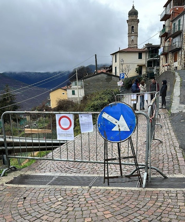 Molini di Triora: il maltempo provoca una frana sulla strada per Andagna, frazione isolata (Foto) Molini di Triora: il maltempo provoca una frana sulla strada per Andagna, frazione isolata (Foto)