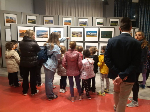 Bordighera: quando una mostra di fiori e libri diventa un laboratorio di emozioni per grandi e bambin