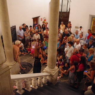 Grande successo ieri sera a Riva Ligure per di “Teatro INpista” con ‘Fiabescum’ da Circe a Biancaneve Grande successo ieri sera a Riva Ligure per di “Teatro INpista” con ‘Fiabescum’ da Circe a Biancaneve